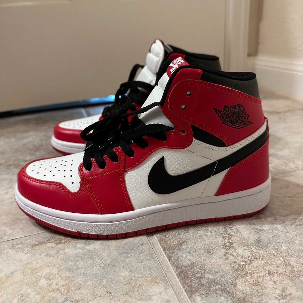 Chicago 1s mid Nike Jordan’s
